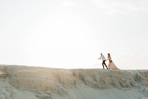 Love Story Beautiful Couple Pink Wedding Luxury Dress Bouquet Sahara — Fotografia de Stock