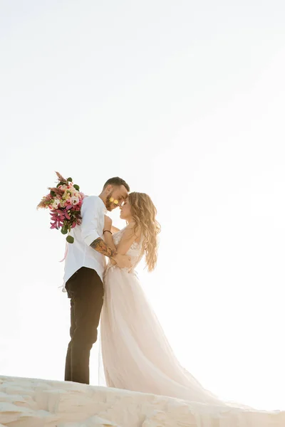 Liebesgeschichte Eines Schönen Paares Einem Rosafarbenen Hochzeitskleid Mit Blumenstrauß Der — Stockfoto