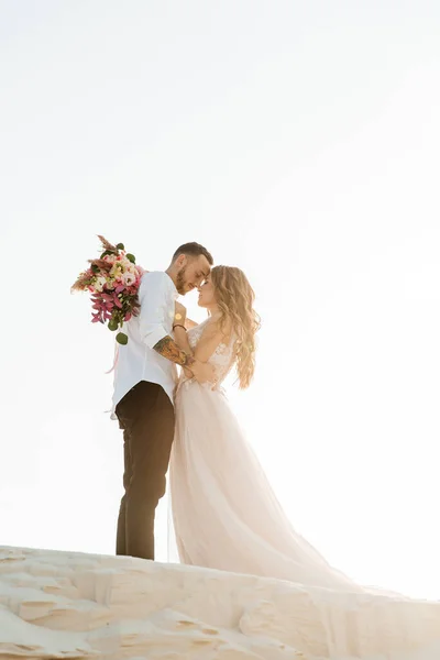 Historia Amor Una Hermosa Pareja Vestido Lujo Boda Rosa Con — Foto de Stock