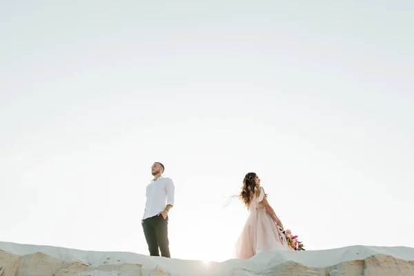 Liebesgeschichte Eines Schönen Paares Einem Rosafarbenen Hochzeitskleid Mit Blumenstrauß Der — Stockfoto