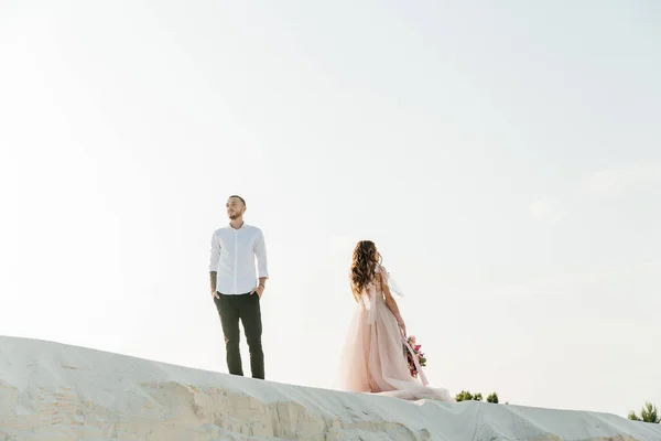 Liebesgeschichte Eines Schönen Paares Einem Rosafarbenen Hochzeitskleid Mit Blumenstrauß Der — Stockfoto