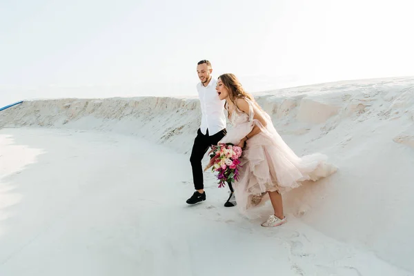 Liebesgeschichte Eines Schönen Paares Einem Rosafarbenen Hochzeitskleid Mit Blumenstrauß Der — Stockfoto