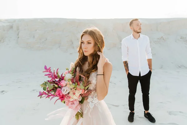 Love Story Una Bella Coppia Abito Sposa Rosa Lusso Con — Foto Stock