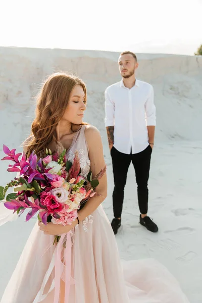 Liebesgeschichte Eines Schönen Paares Einem Rosafarbenen Hochzeitskleid Mit Blumenstrauß Der — Stockfoto