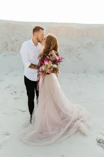 Love Story Beautiful Couple Pink Wedding Luxury Dress Bouquet Sahara — Stock fotografie
