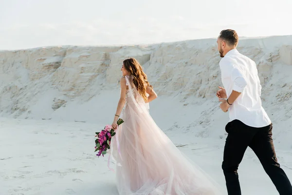 Love Story Beautiful Couple Pink Wedding Luxury Dress Bouquet Sahara — Fotografia de Stock