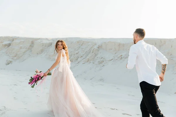 Love Story Beautiful Couple Pink Wedding Luxury Dress Bouquet Sahara — Fotografia de Stock