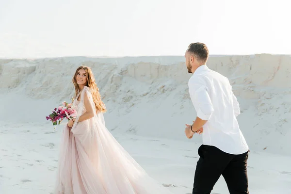 Liebesgeschichte Eines Schönen Paares Einem Rosafarbenen Hochzeitskleid Mit Blumenstrauß Der — Stockfoto