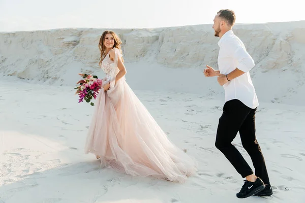 Liebesgeschichte Eines Schönen Paares Einem Rosafarbenen Hochzeitskleid Mit Blumenstrauß Der — Stockfoto