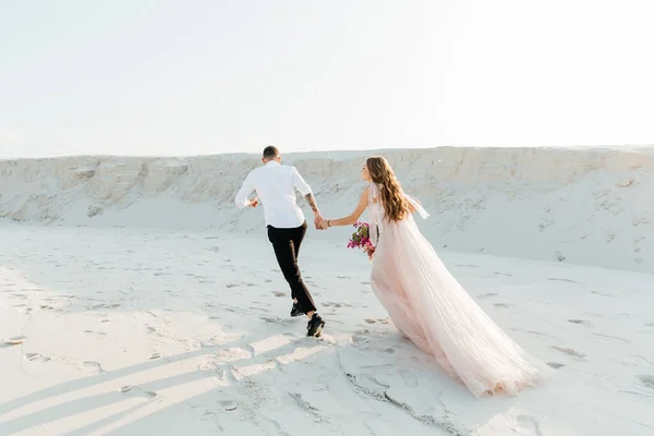 Liebesgeschichte Eines Schönen Paares Einem Rosafarbenen Hochzeitskleid Mit Blumenstrauß Der — Stockfoto