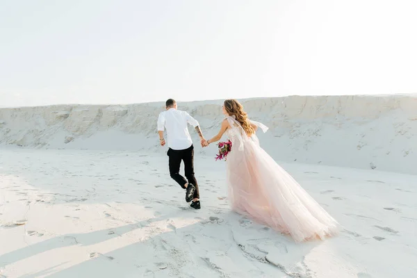 Liebesgeschichte Eines Schönen Paares Einem Rosafarbenen Hochzeitskleid Mit Blumenstrauß Der — Stockfoto