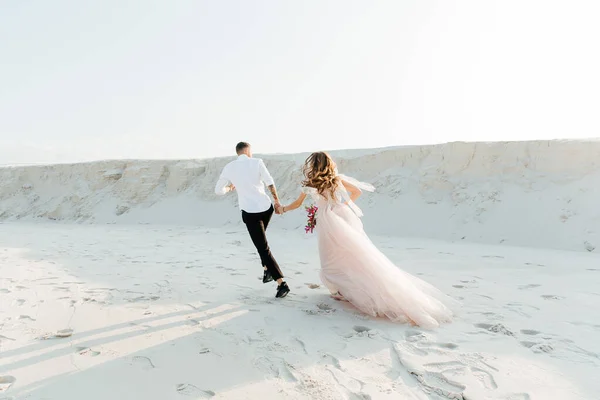 Güzel Bir Çiftin Aşk Hikayesi Pembe Bir Gelinlik Içinde Sahra — Stok fotoğraf