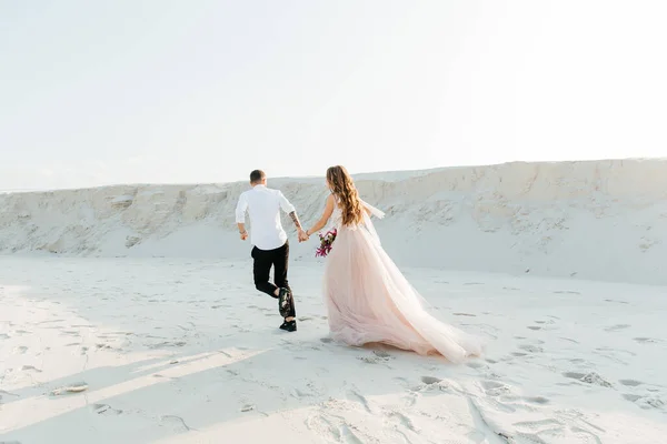 Liebesgeschichte Eines Schönen Paares Einem Rosafarbenen Hochzeitskleid Mit Blumenstrauß Der — Stockfoto