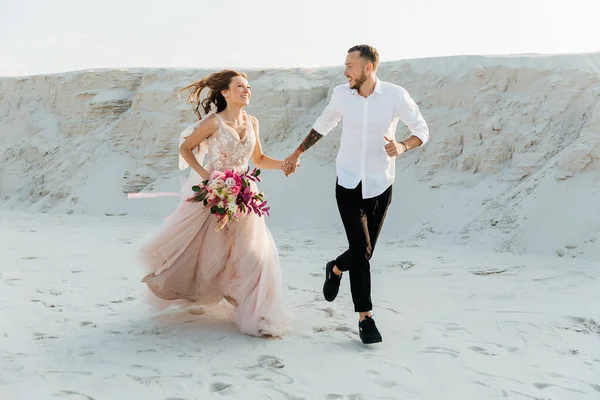 Liebesgeschichte Eines Schönen Paares Einem Rosafarbenen Hochzeitskleid Mit Blumenstrauß Der — Stockfoto