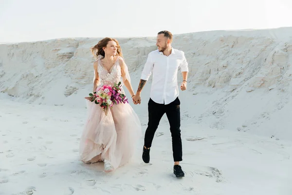 Love Story Van Een Mooi Koppel Een Roze Bruiloft Luxe — Stockfoto