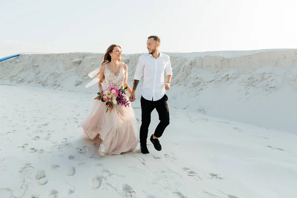 Історія Кохання Прекрасної Пари Рожевій Весільній Сукні Букетом Пустелі Сахара — стокове фото