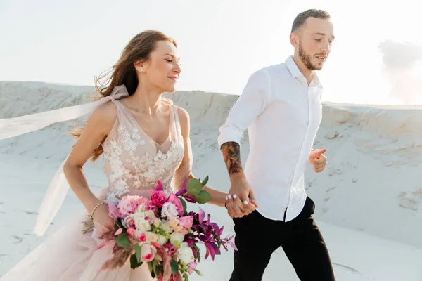 Love Story Beautiful Couple Pink Wedding Luxury Dress Bouquet Sahara — Fotografia de Stock