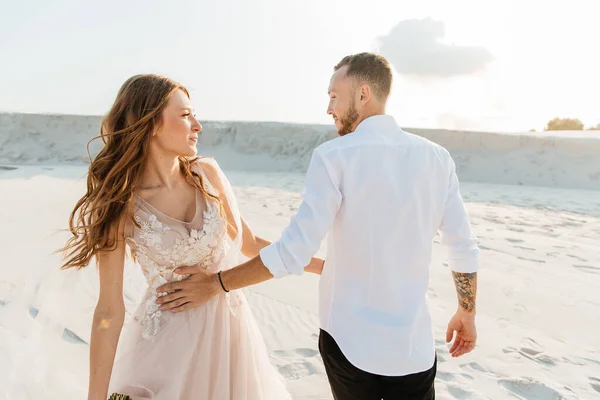 Love Story Beautiful Couple Pink Wedding Luxury Dress Bouquet Sahara — Stock fotografie