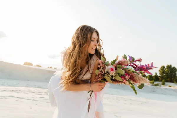 Love Story Pięknej Pary Różowej Sukni Ślubnej Luksusowy Bukietem Saharze — Zdjęcie stockowe