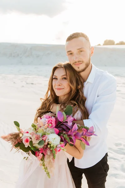 Love Story Beautiful Couple Pink Wedding Luxury Dress Bouquet Sahara — Fotografia de Stock