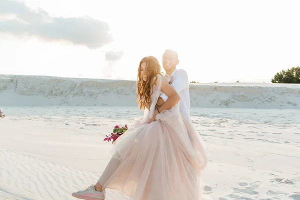 Love Story Una Bella Coppia Abito Sposa Rosa Lusso Con — Foto Stock