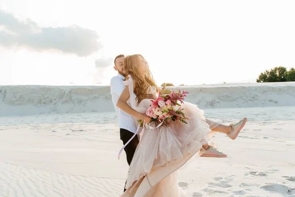 Kjærlighetshistorien Vakkert Par Rosa Bryllups Luksuskjole Med Bukett Sahara Ørkenen – stockfoto