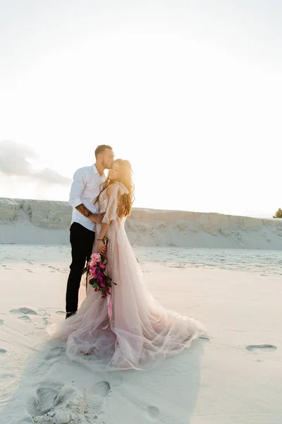 Love Story Beautiful Couple Pink Wedding Luxury Dress Bouquet Sahara — Fotografia de Stock