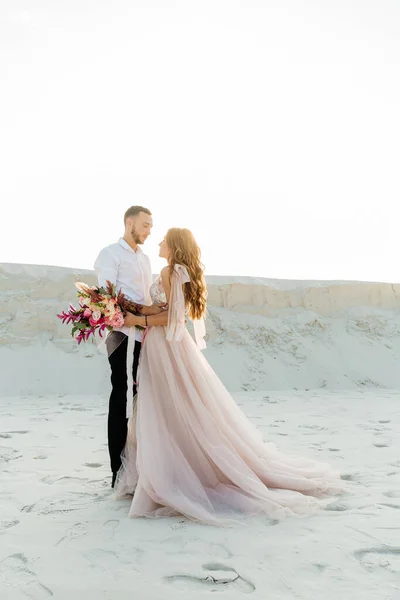 Love Story Beautiful Couple Pink Wedding Luxury Dress Bouquet Sahara — Fotografia de Stock