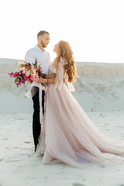 Liebesgeschichte Eines Schönen Paares Einem Rosafarbenen Hochzeitskleid Mit Blumenstrauß Der — Stockfoto