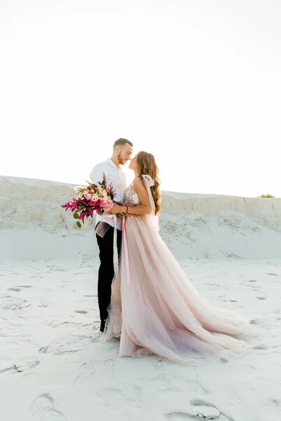 Love Story Beautiful Couple Pink Wedding Luxury Dress Bouquet Sahara — Fotografia de Stock