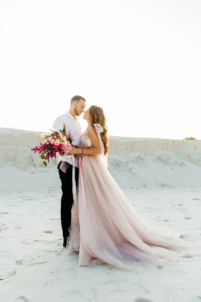 Love Story Egy Gyönyörű Pár Egy Rózsaszín Esküvői Luxus Ruha — Stock Fotó