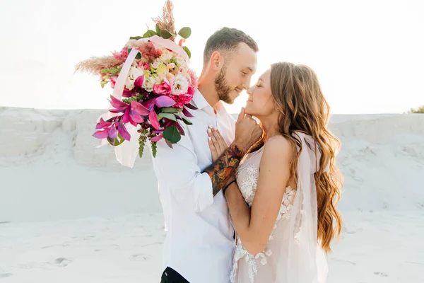 Liebesgeschichte Eines Schönen Paares Einem Rosafarbenen Hochzeitskleid Mit Blumenstrauß Der — Stockfoto