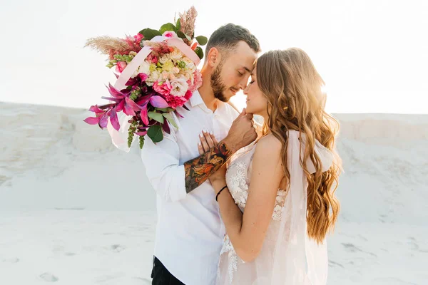 Love Story Beautiful Couple Pink Wedding Luxury Dress Bouquet Sahara — Stock fotografie