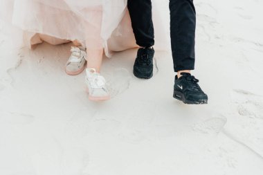 Güzel bir çiftin aşk hikayesi. Pembe bir gelinlik içinde Sahra Çölü 'nde bir buketi olan kumlar ve kumullar.