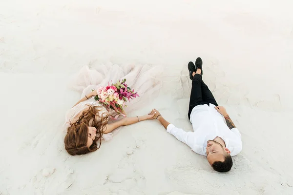 Liebesgeschichte Eines Schönen Paares Einem Rosafarbenen Hochzeitskleid Mit Blumenstrauß Der — Stockfoto