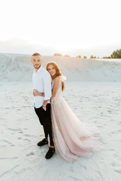 Liebesgeschichte Eines Schönen Paares Einem Rosafarbenen Hochzeitskleid Mit Blumenstrauß Der — Stockfoto