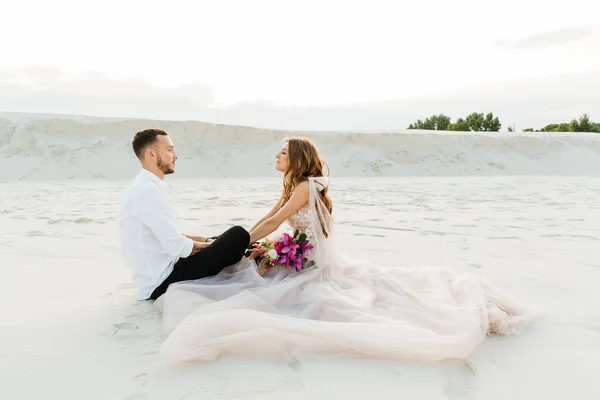 Liebesgeschichte Eines Schönen Paares Einem Rosafarbenen Hochzeitskleid Mit Blumenstrauß Der — Stockfoto