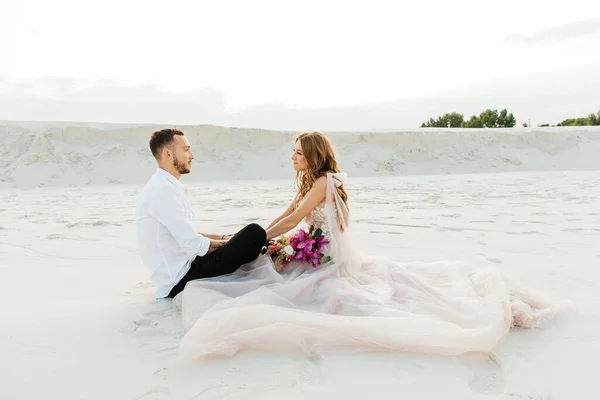 Love Story Beautiful Couple Pink Wedding Luxury Dress Bouquet Sahara — Stock Photo, Image