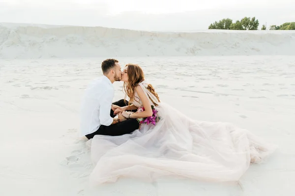 Love Story Beautiful Couple Pink Wedding Luxury Dress Bouquet Sahara — Fotografia de Stock