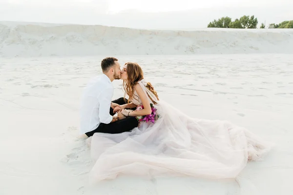 Love Story Beautiful Couple Pink Wedding Luxury Dress Bouquet Sahara — Stock Photo, Image