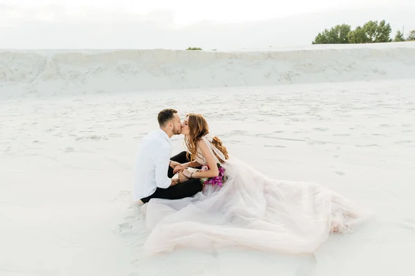 Love Story Beautiful Couple Pink Wedding Luxury Dress Bouquet Sahara — Fotografia de Stock