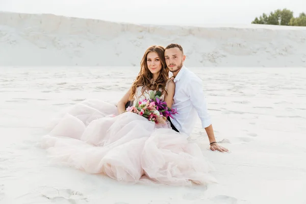 Love Story Beautiful Couple Pink Wedding Luxury Dress Bouquet Sahara — Fotografia de Stock