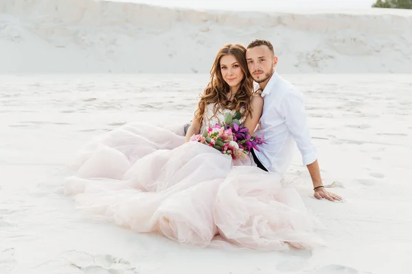 Love Story Una Bella Coppia Abito Sposa Rosa Lusso Con — Foto Stock