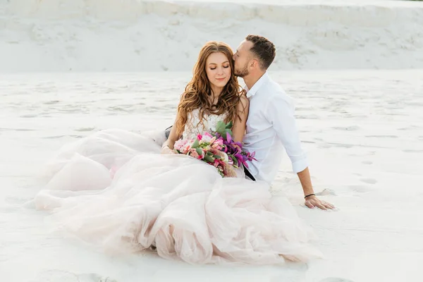 Love Story Beautiful Couple Pink Wedding Luxury Dress Bouquet Sahara — Fotografia de Stock