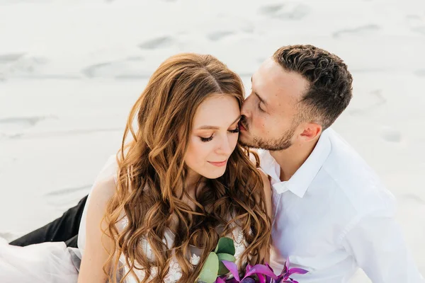 Love Story Una Bella Coppia Abito Sposa Rosa Lusso Con — Foto Stock