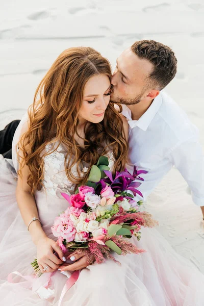 Love Story Beautiful Couple Pink Wedding Luxury Dress Bouquet Sahara — Fotografia de Stock