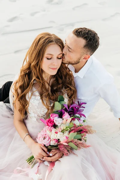 Love Story Beautiful Couple Pink Wedding Luxury Dress Bouquet Sahara — Stock fotografie