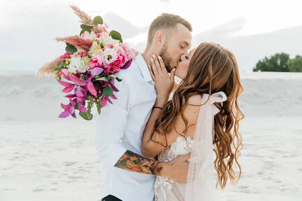 Liebesgeschichte Eines Schönen Paares Einem Rosafarbenen Hochzeitskleid Mit Blumenstrauß Der — Stockfoto