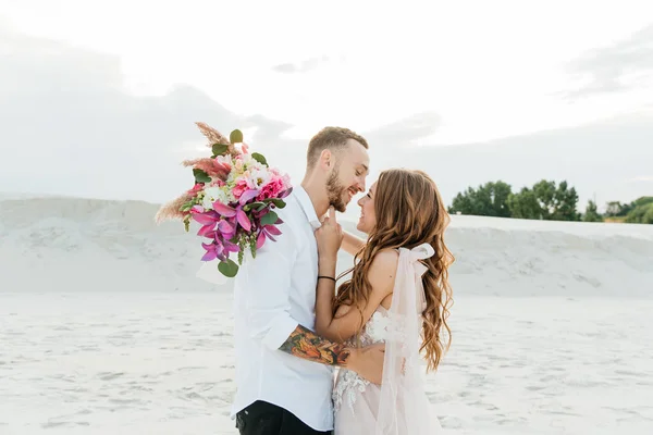 Liebesgeschichte Eines Schönen Paares Einem Rosafarbenen Hochzeitskleid Mit Blumenstrauß Der — Stockfoto