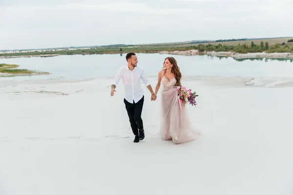 Love Story Beautiful Couple Pink Wedding Luxury Dress Bouquet Sahara — Stock fotografie